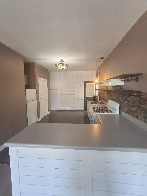 185 S State ST #2, Hampshire, IL 60140