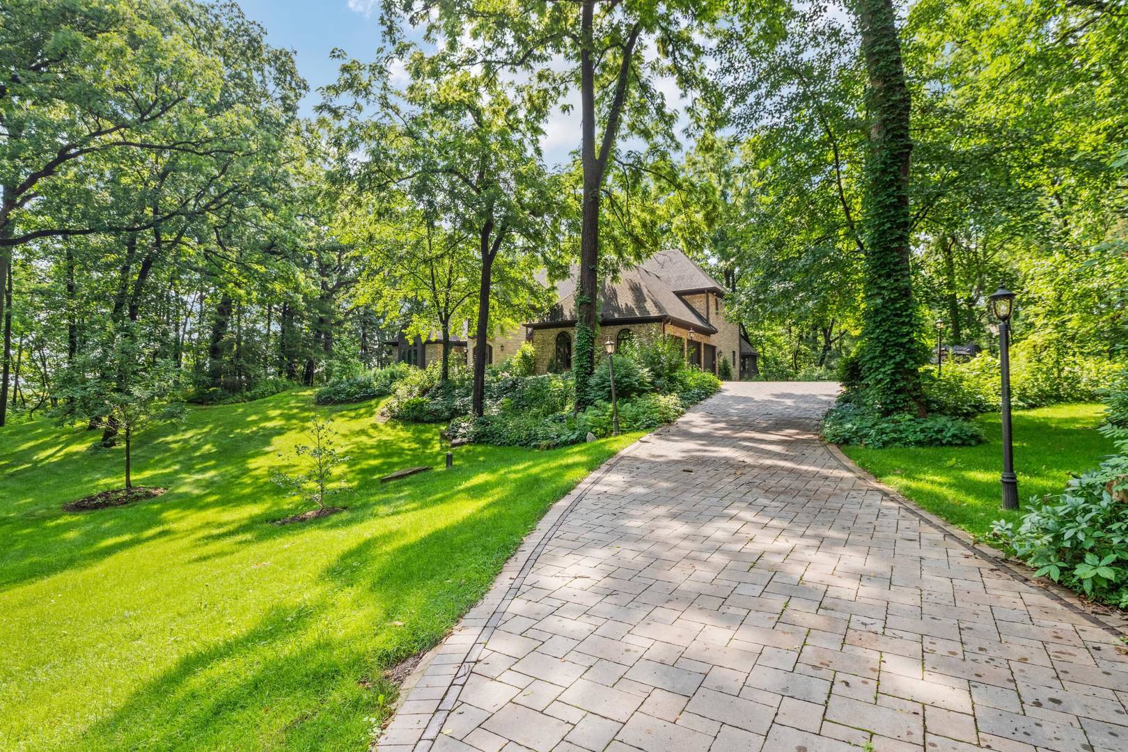 41W087 Highwood CT, Campton Hills, IL 60119