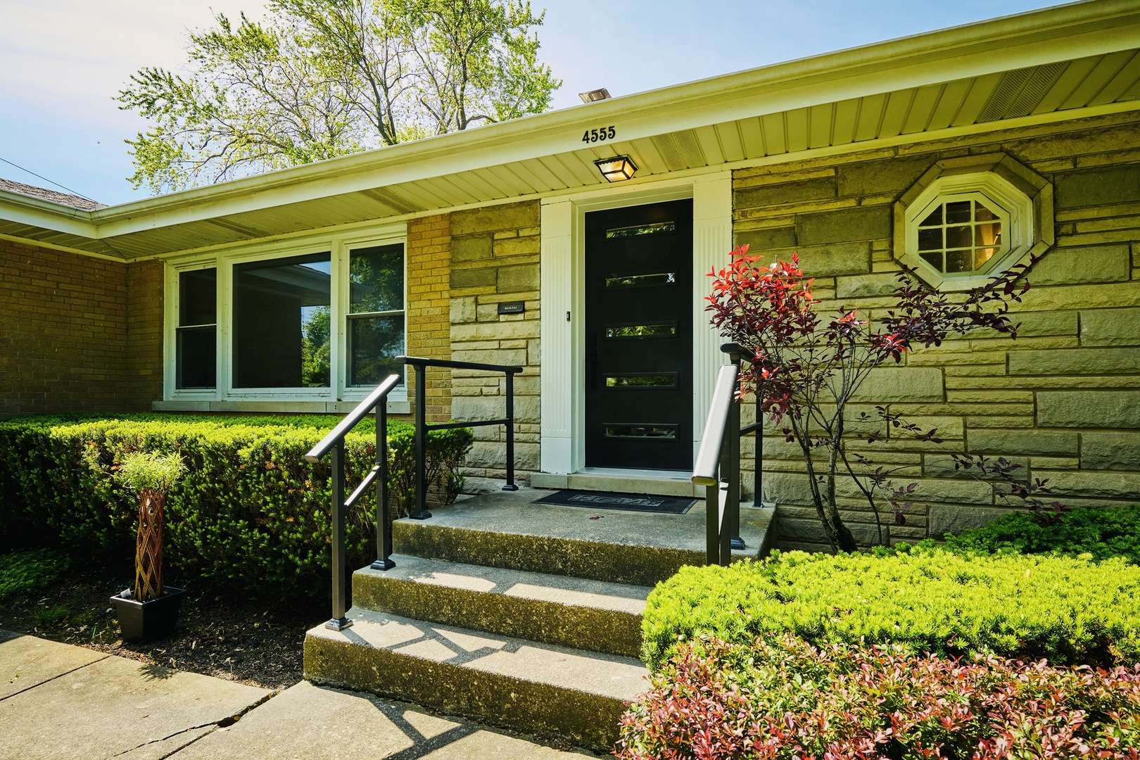 4555 Cleveland ST, Skokie, IL 60076