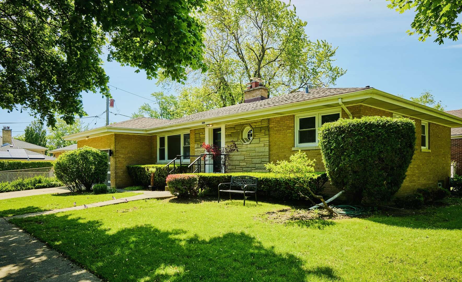4555 Cleveland ST, Skokie, IL 60076