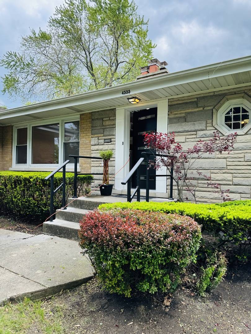 4555 Cleveland ST, Skokie, IL 60076