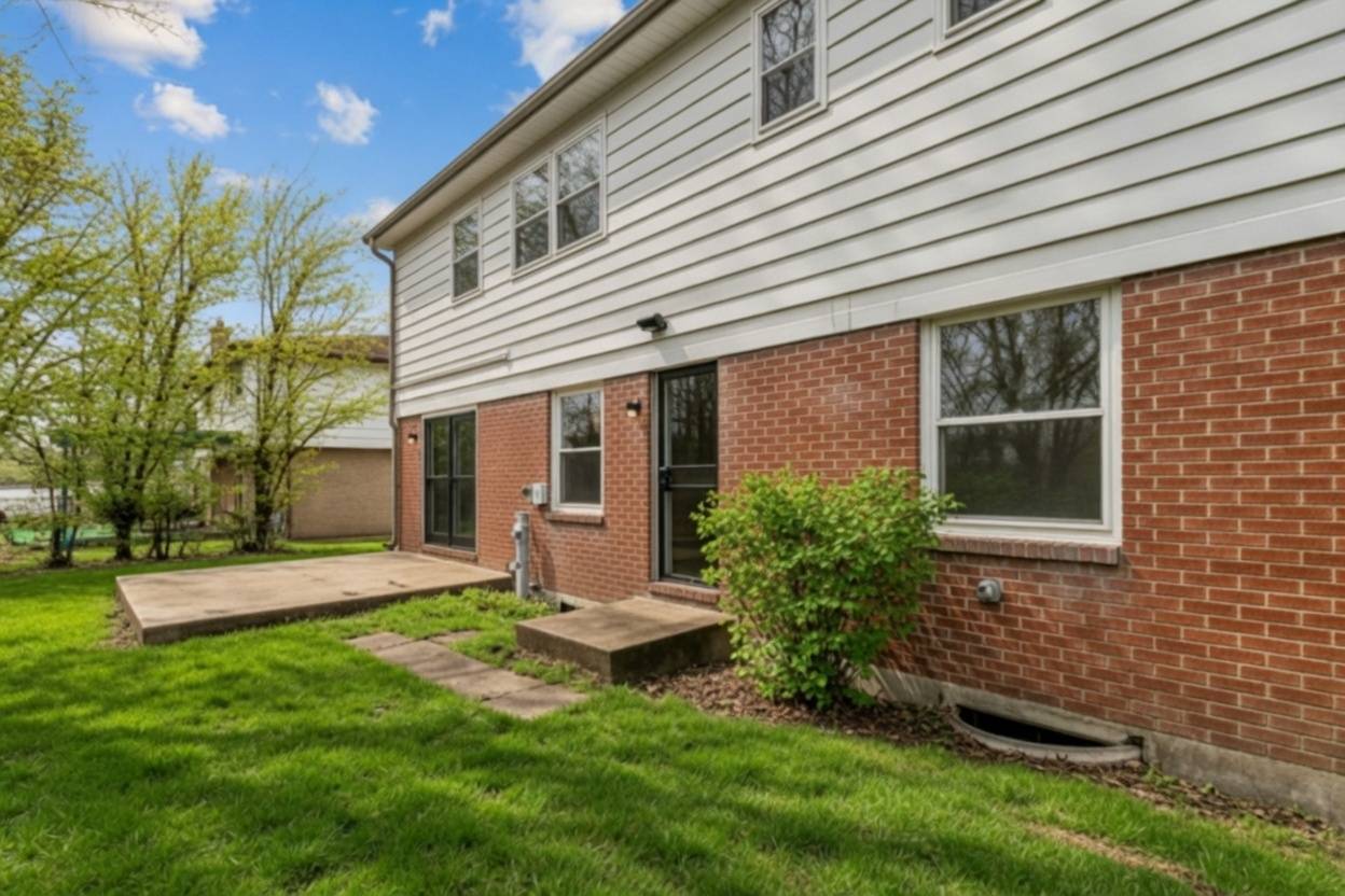 18135 Cherrywood LN, Homewood, IL 60430