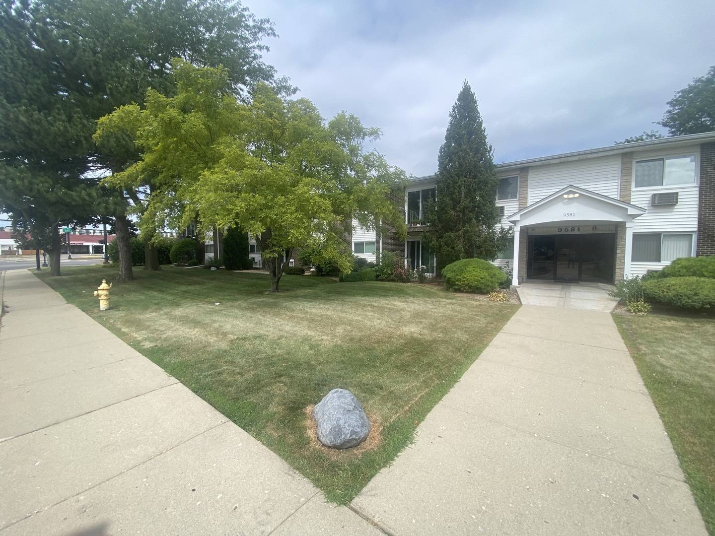 9581 DEE RD #2L, Des Plaines, IL 60016