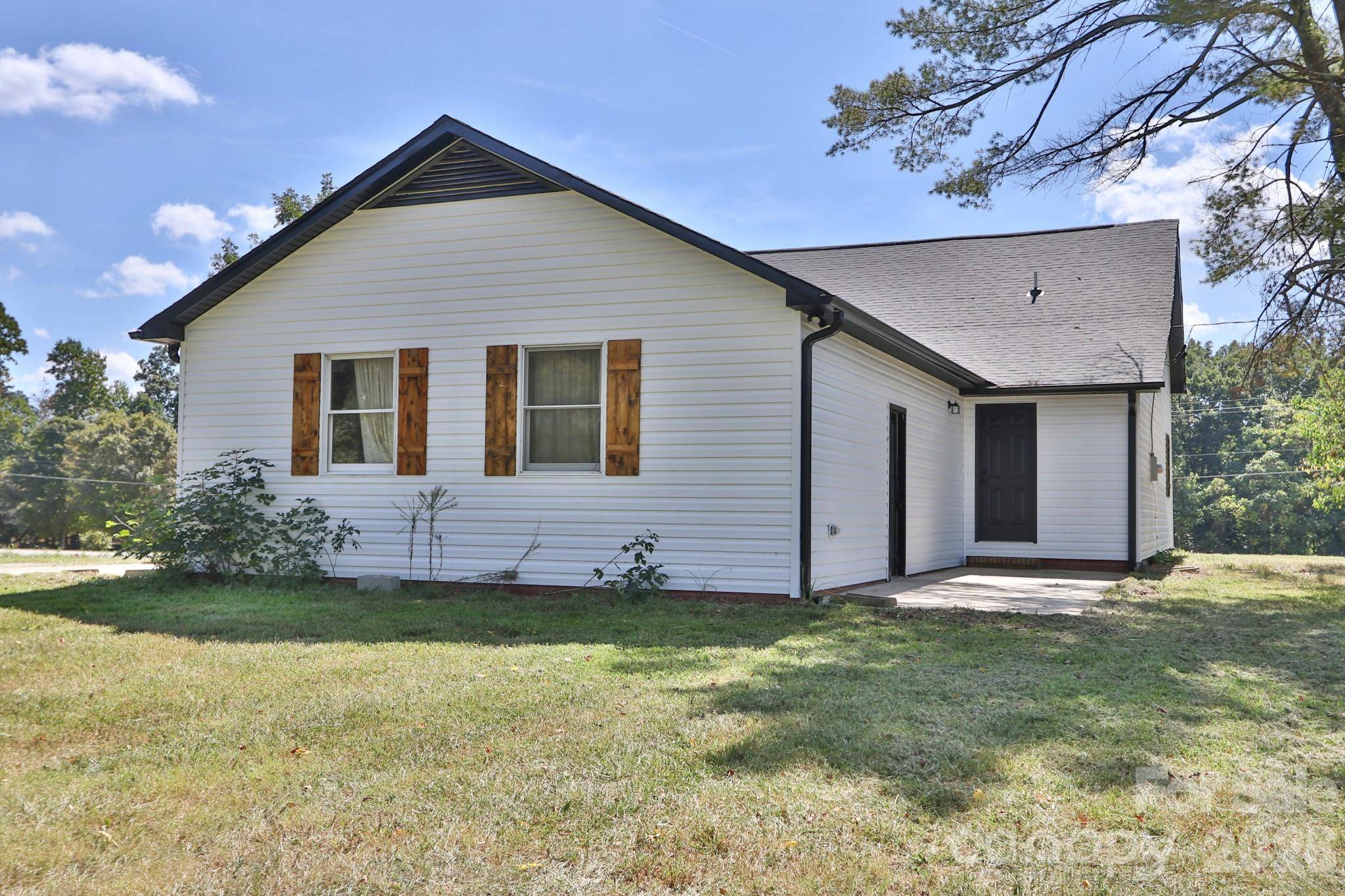 1826 N Oak Ridge Church RD, Yadkinville, NC 27055