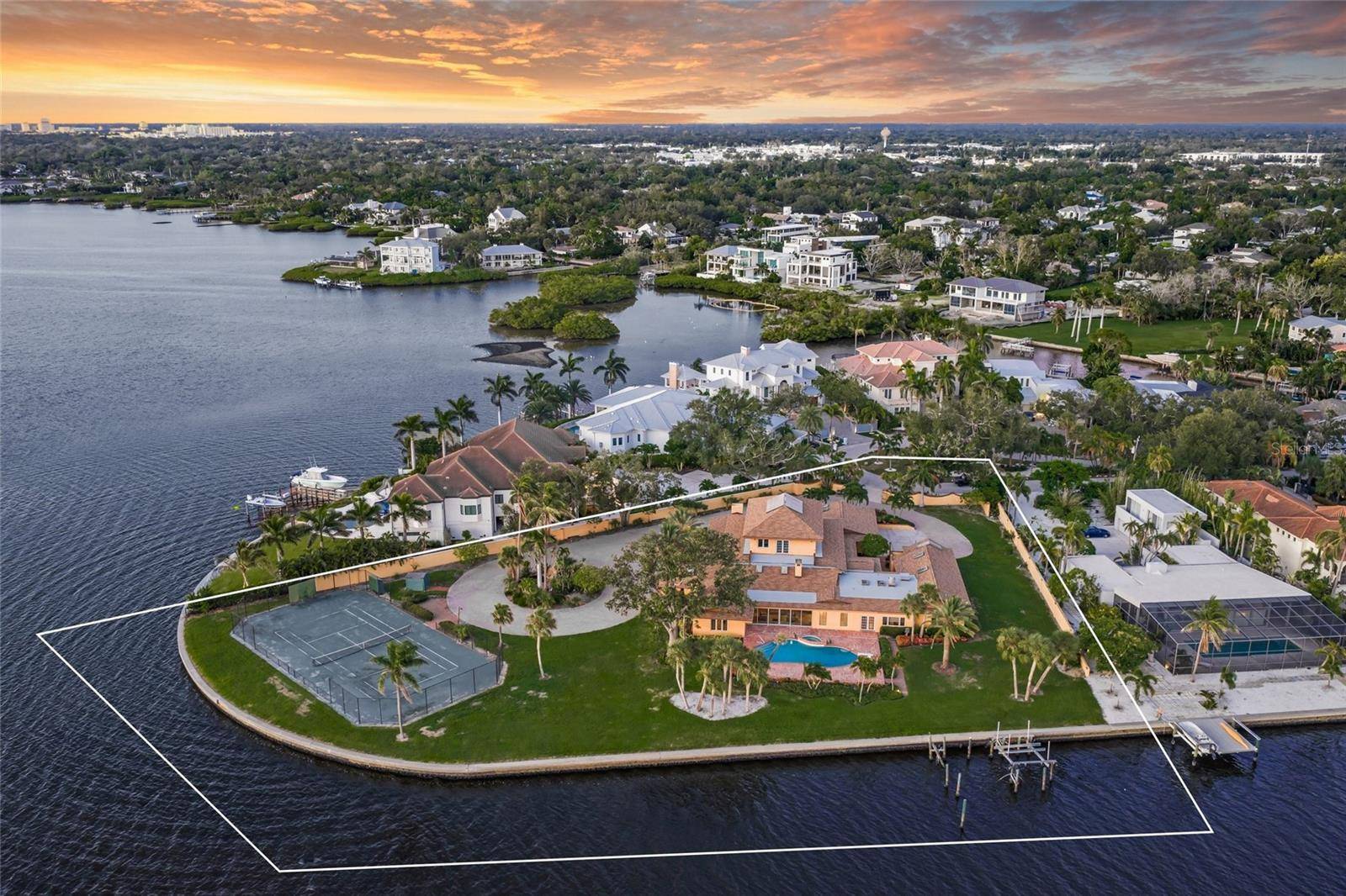 1136 N LAKE SHORE DR, Sarasota, FL 34231