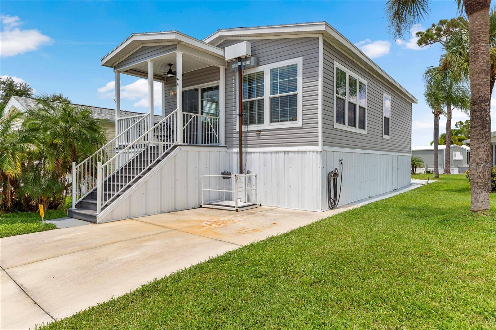 44 CROWN POINT DR, Nokomis, FL 34275