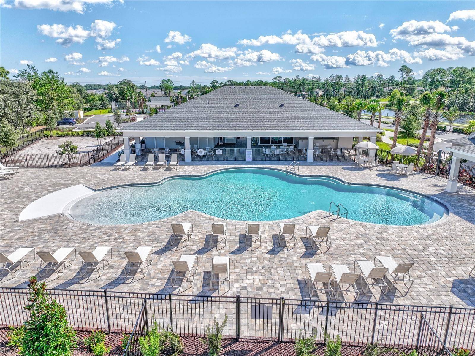 1561 LAKE BANK LN, Deland, FL 32724