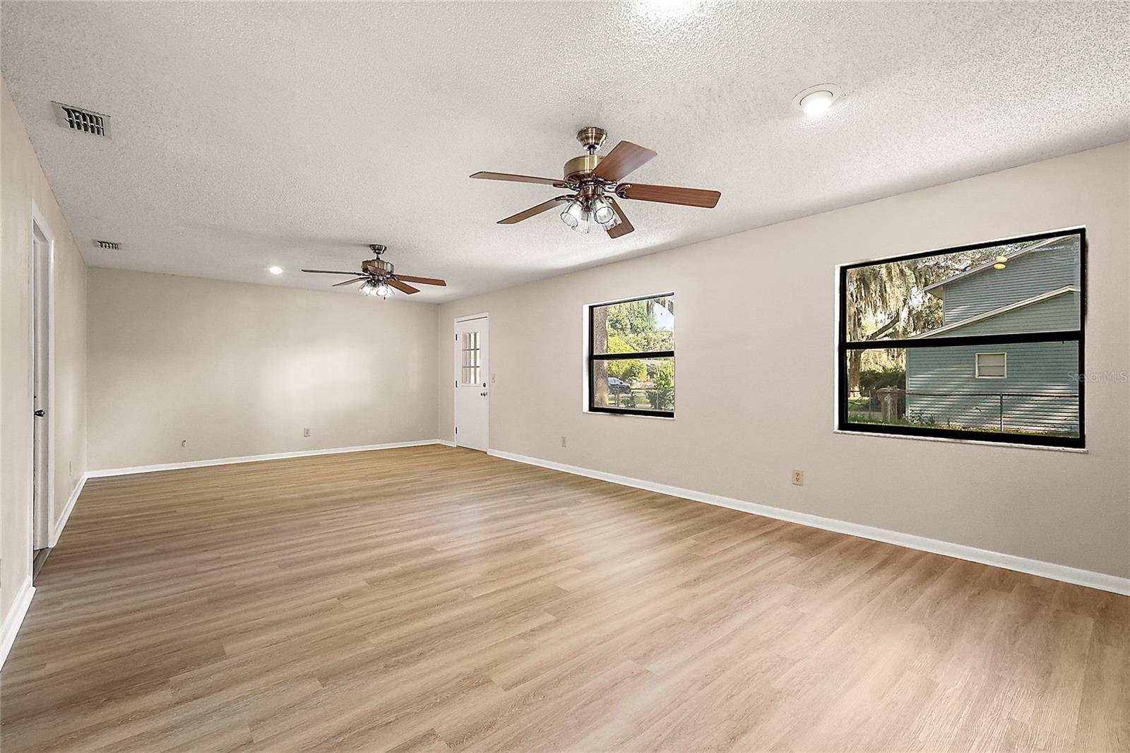 17911 BEACH ST, Umatilla, FL 32784