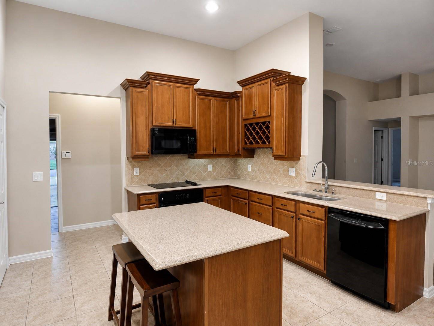 105 E BLUE WATER EDGE DR, Eustis, FL 32736