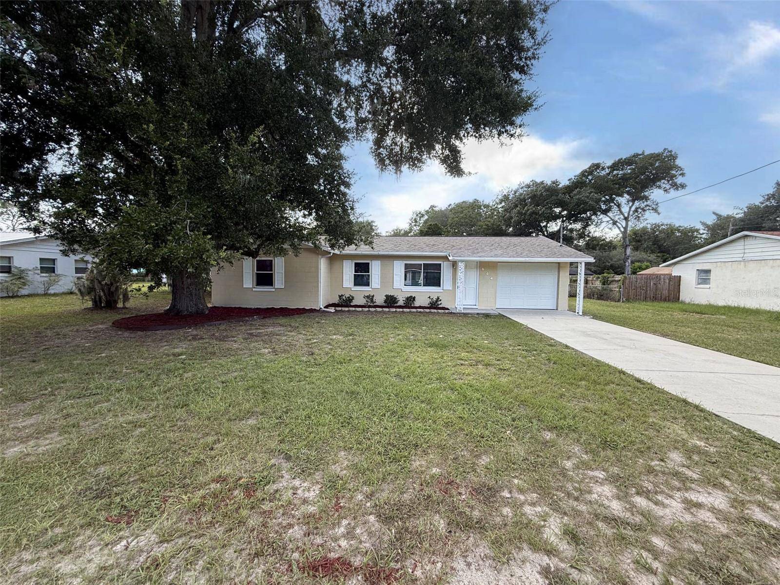 904 HICKORY AVE, Fruitland Park, FL 34731