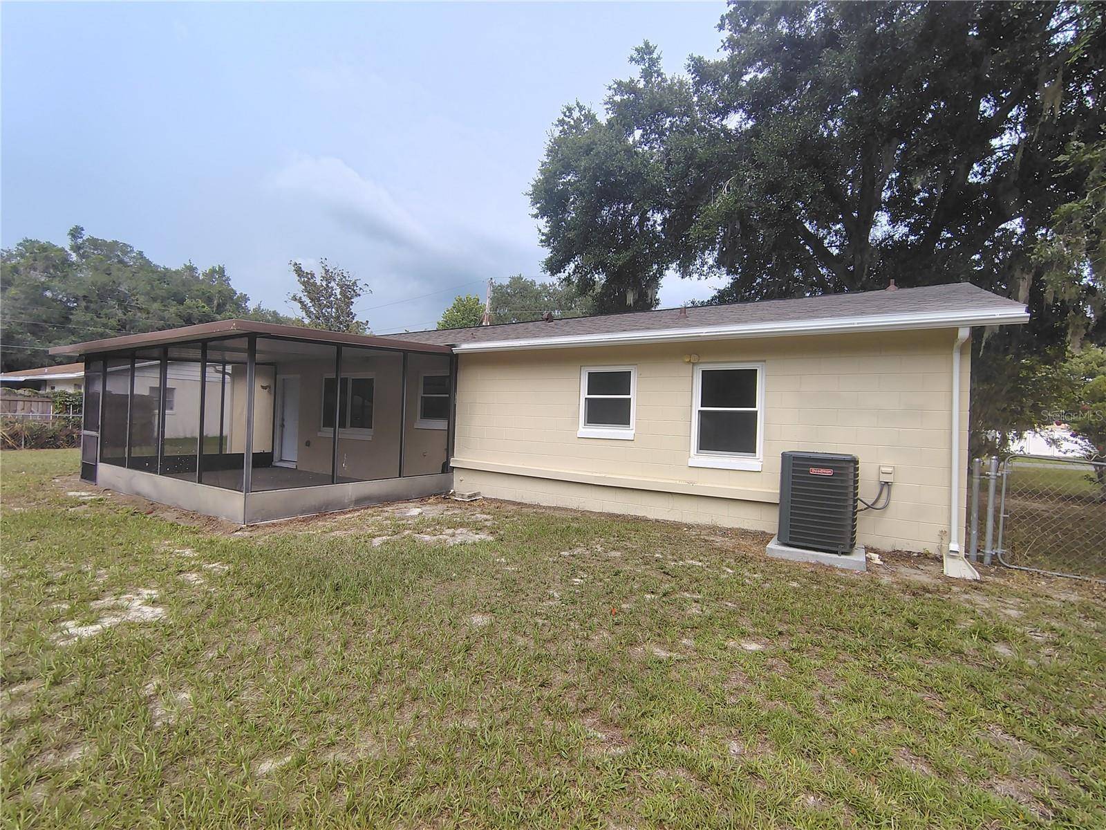 904 HICKORY AVE, Fruitland Park, FL 34731