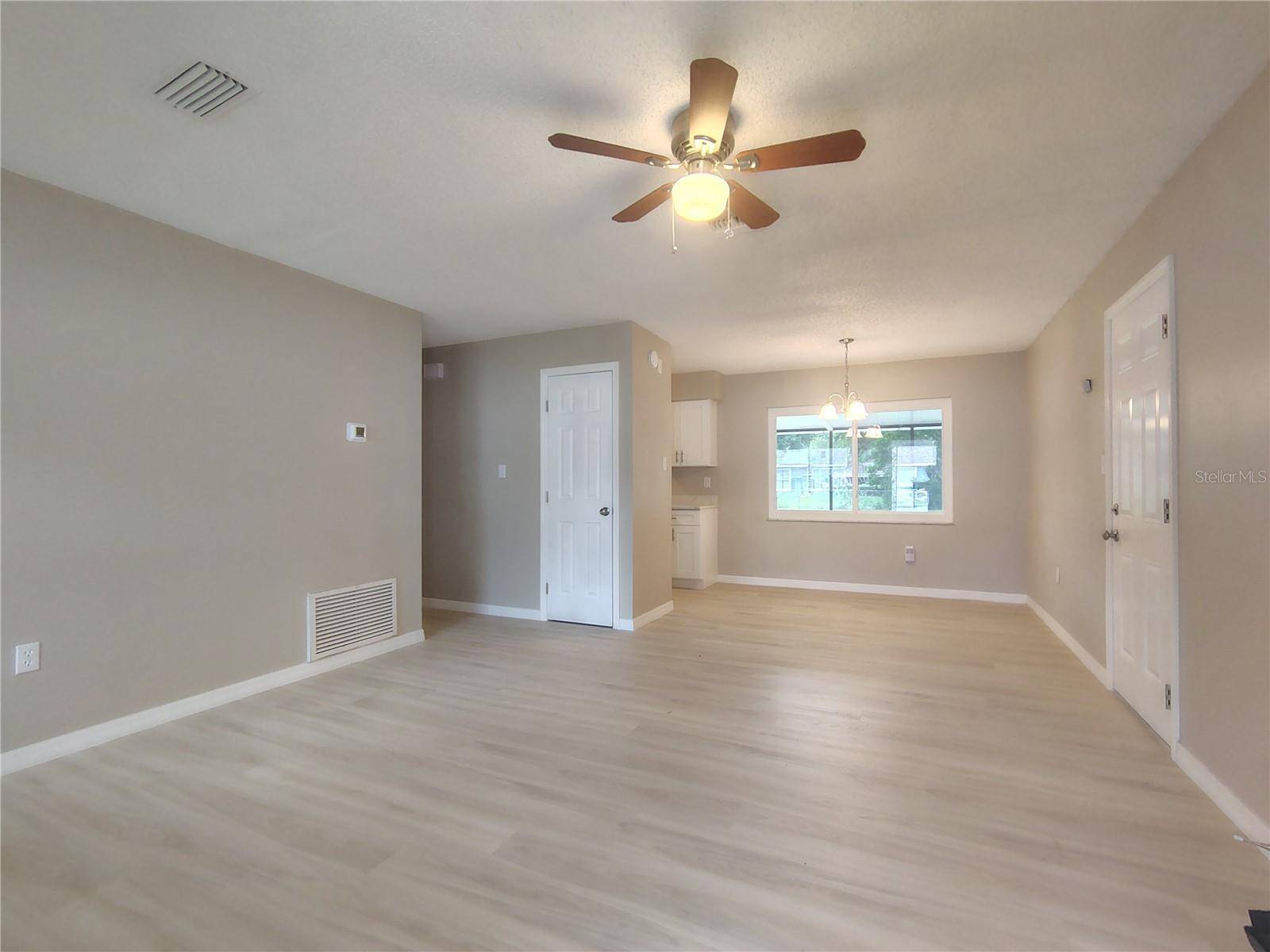 904 HICKORY AVE, Fruitland Park, FL 34731