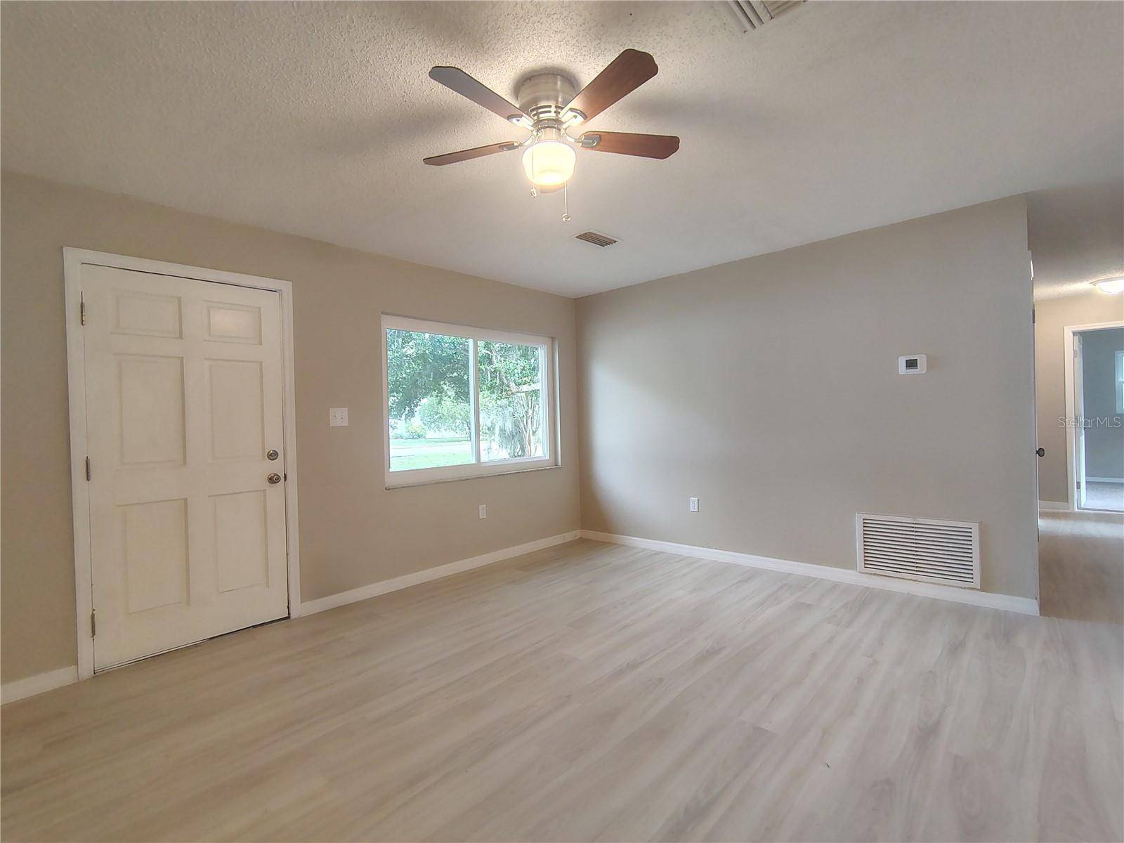 904 HICKORY AVE, Fruitland Park, FL 34731