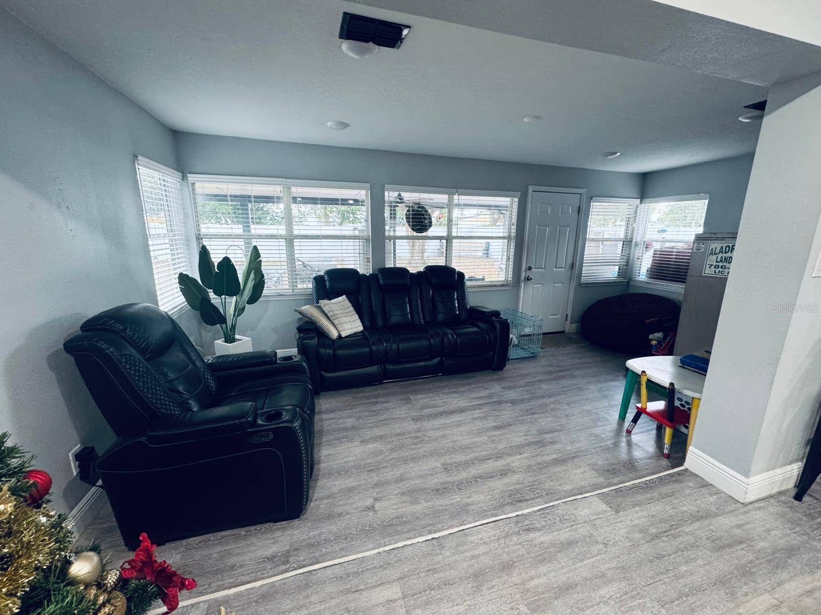 17 S SOLANDRA DR, Orlando, FL 32807
