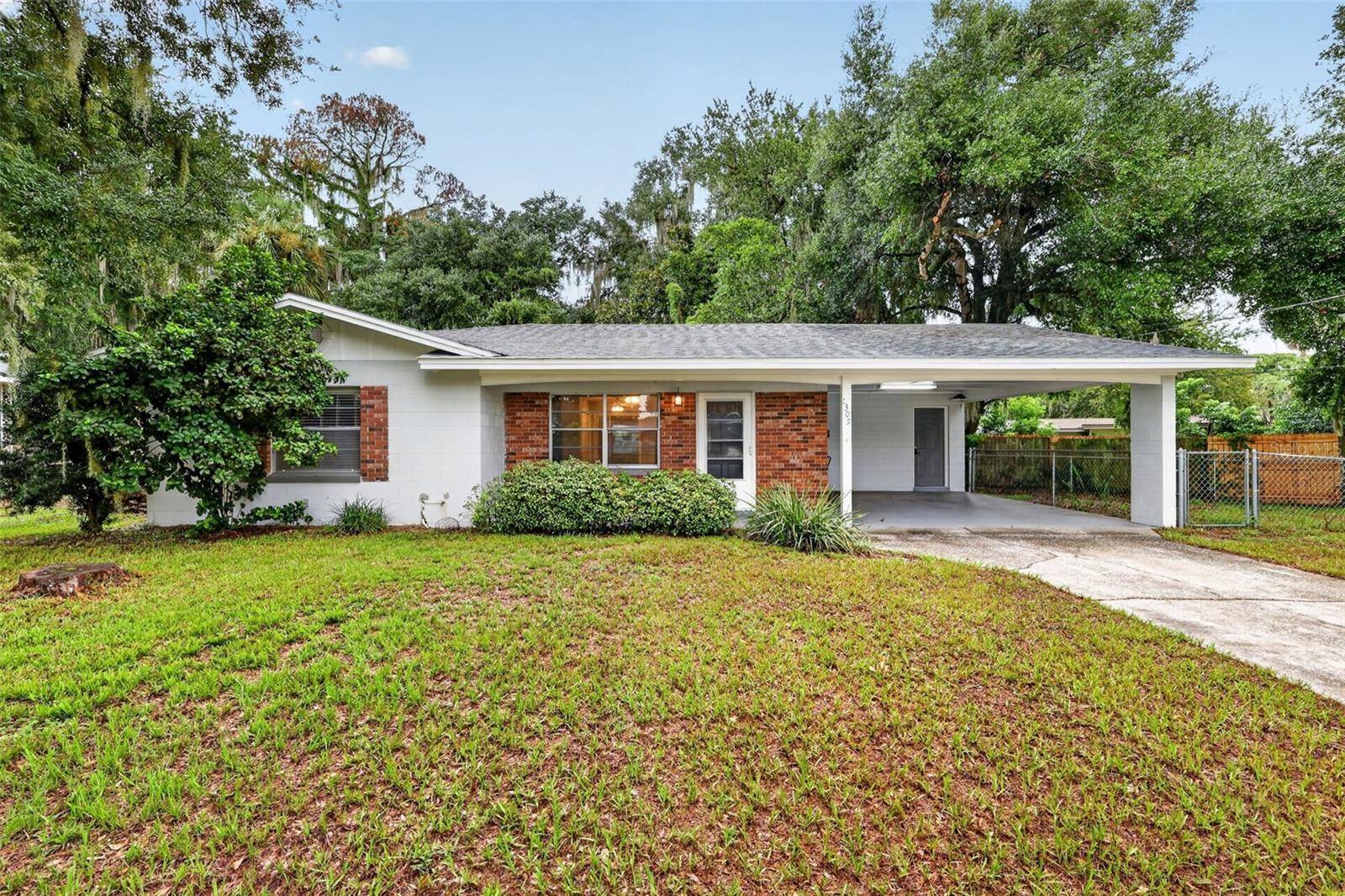 1305 ORANGE AVE, Tavares, FL 32778