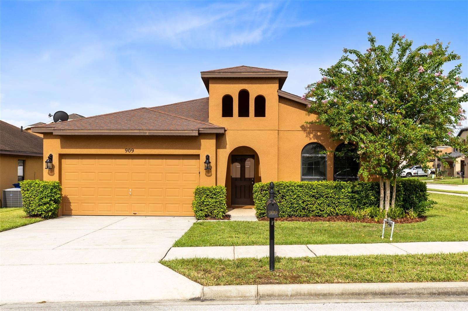 909 WOODS LANDING DR, Minneola, FL 34715