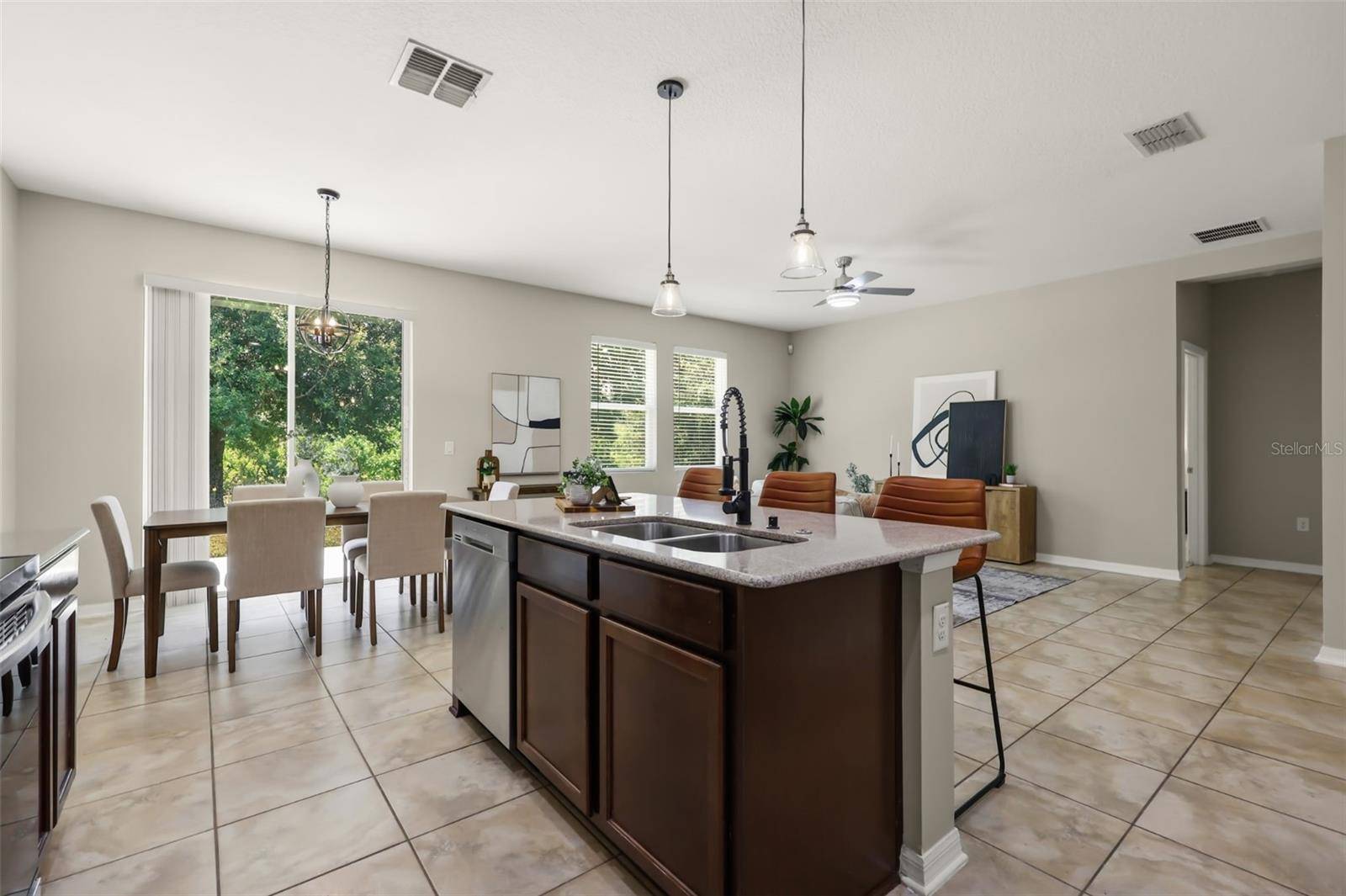 215 LAKES SHORE DR, Davenport, FL 33837