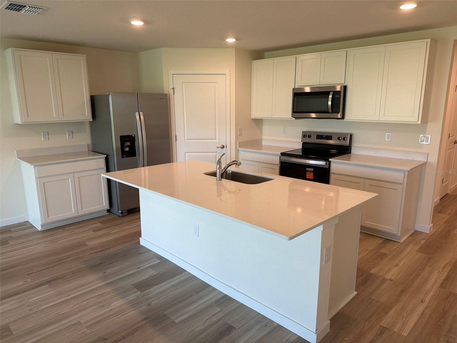 8665 BARRAGAN DR, Wildwood, FL 34785
