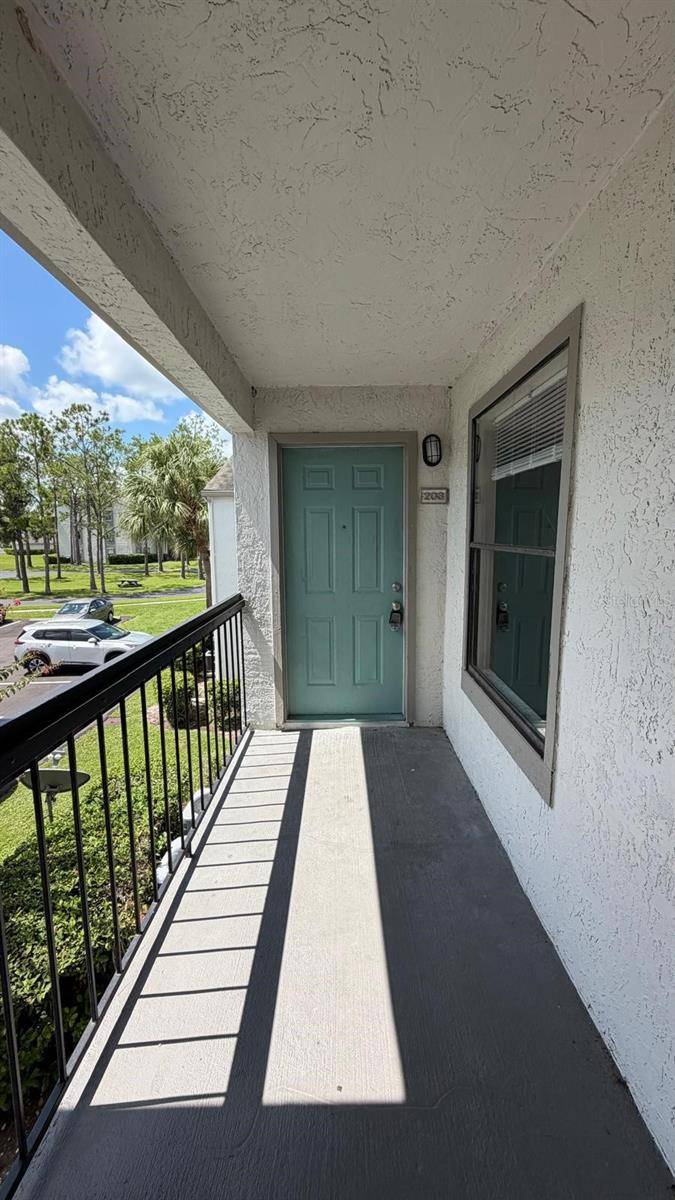 2260 CASCADES BLVD #203, Kissimmee, FL 34741