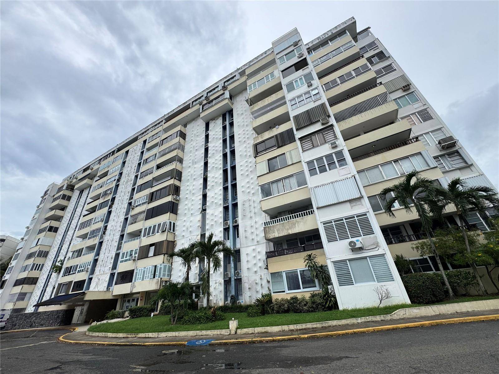 27 AVE LAGUNA GARDENS #GH, Carolina, PR 00979