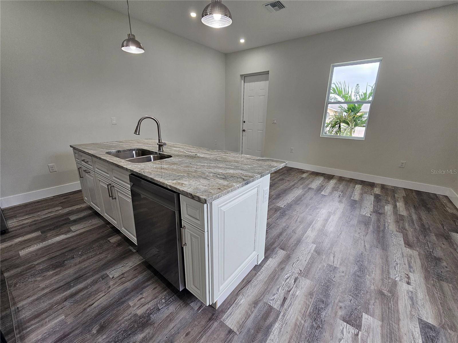 3525 MCINTOSH RD #B, Sarasota, FL 34232