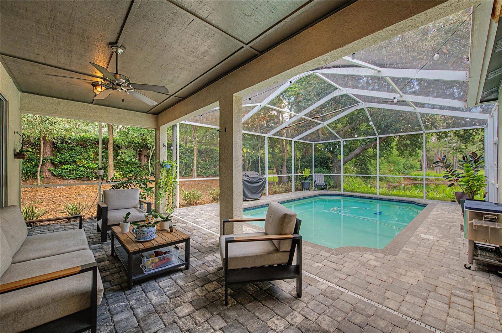 9402 HUNTERS POND DR, Tampa, FL 33647