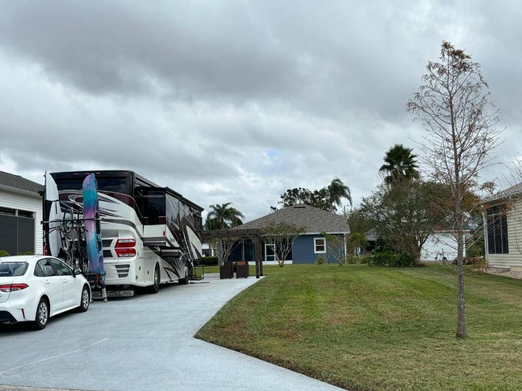 1098 MOTORCOACH DR, Polk City, FL 33868