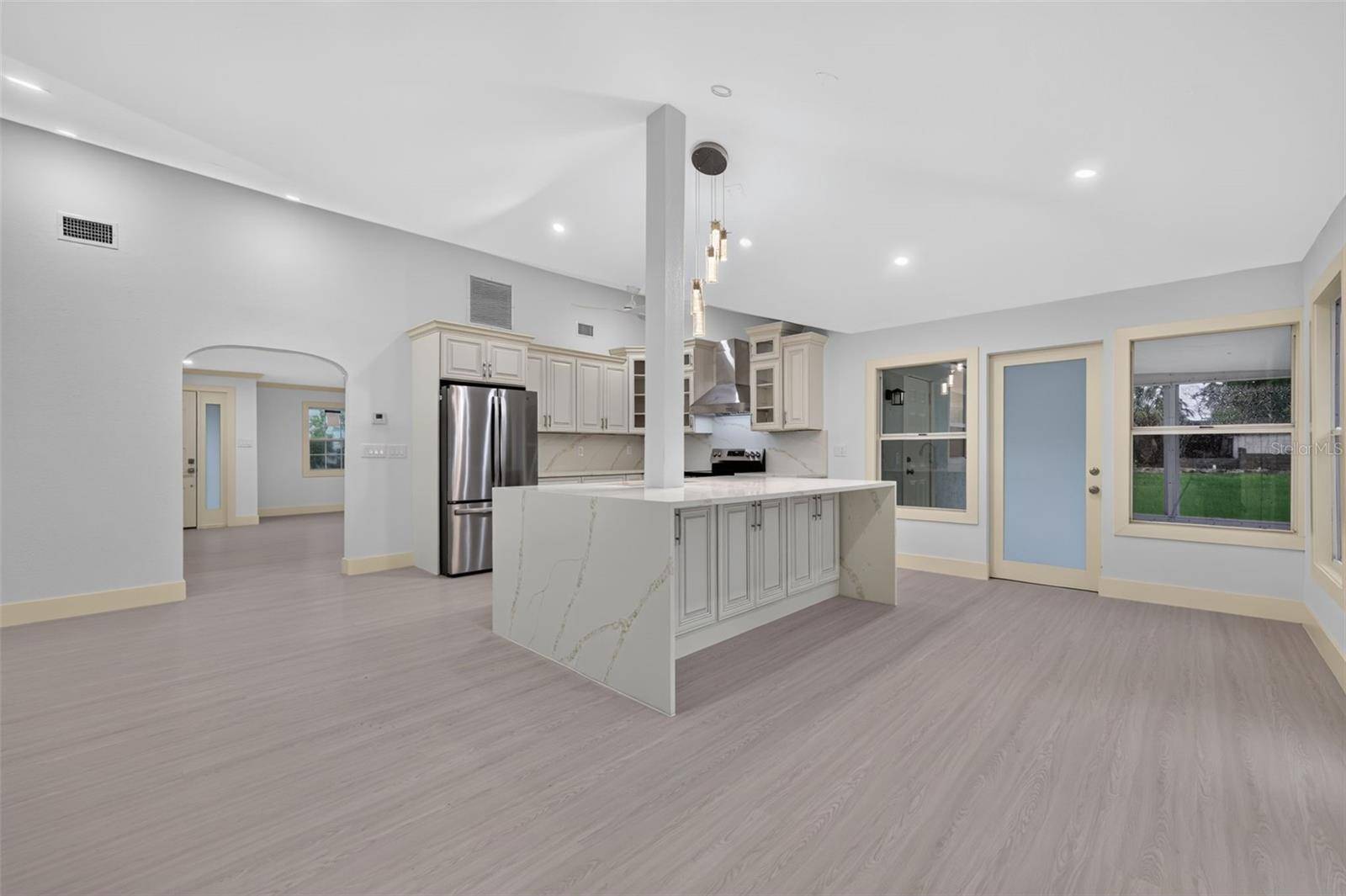 870 NARCISSUS AVE, Clearwater Beach, FL 33767