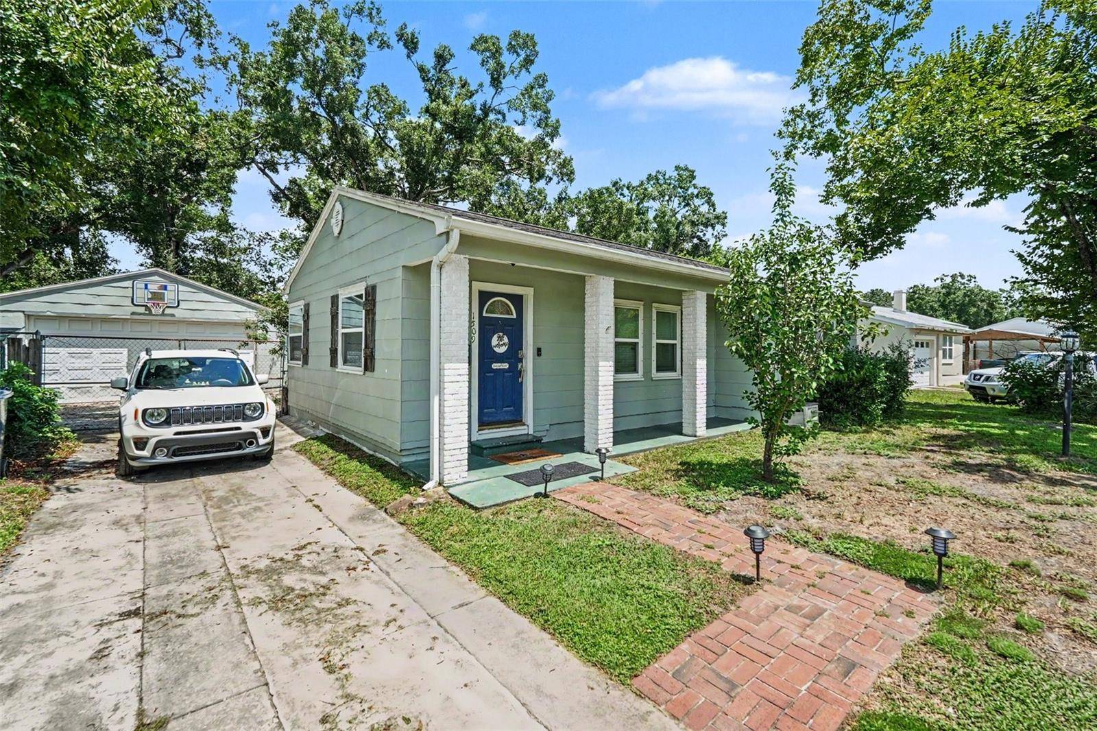 1509 W BARR DR, Tampa, FL 33603