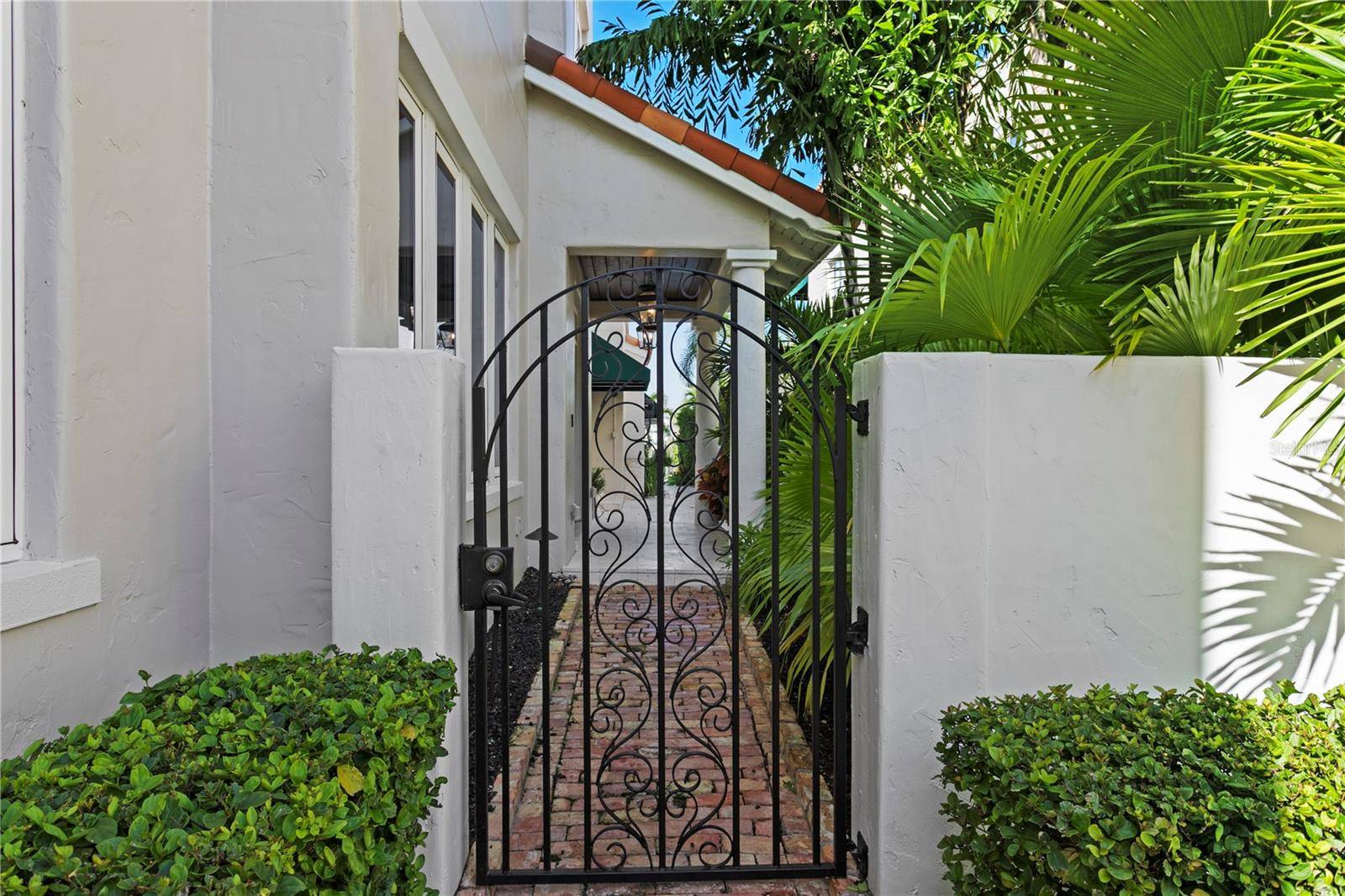 1109 ABBEYS WAY, Tampa, FL 33602