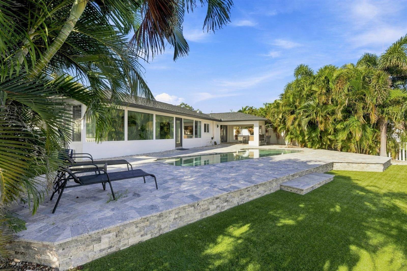 320 PALM IS NE, Clearwater Beach, FL 33767