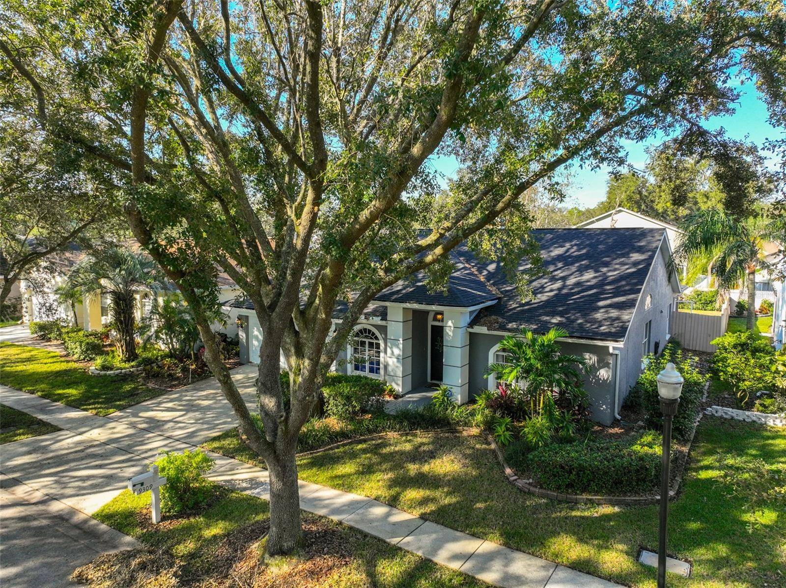9309 HAMPSHIRE PARK DR, Tampa, FL 33647