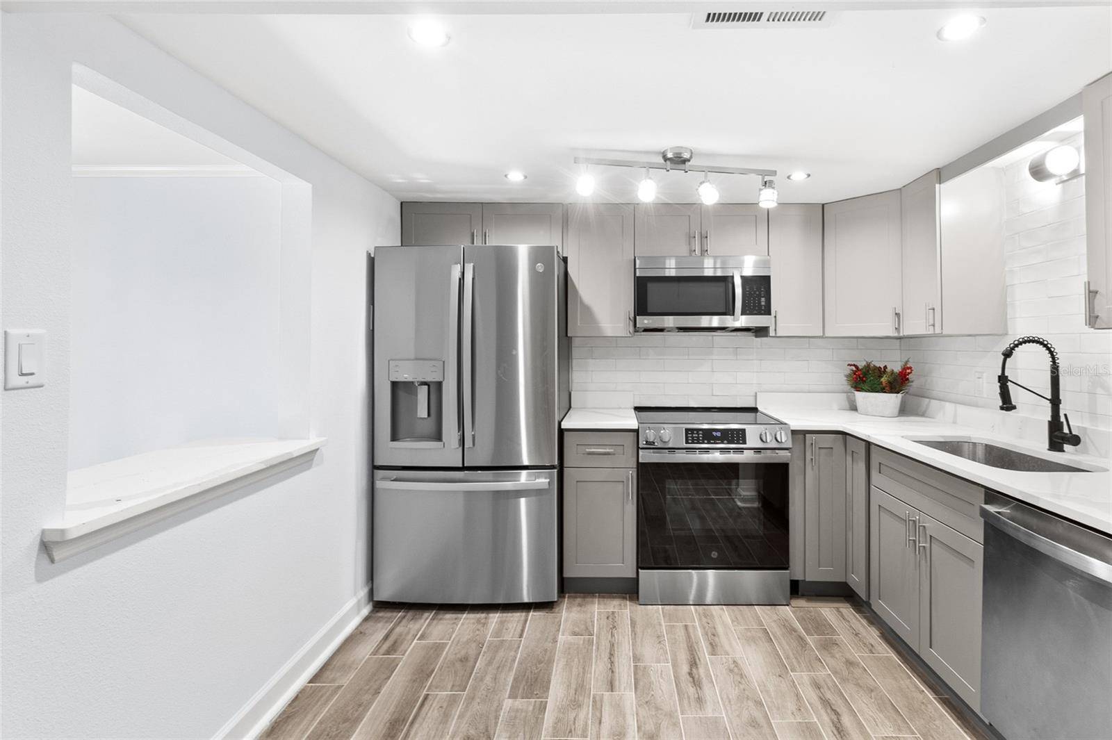 505 PLAZA SEVILLE CT #9, Treasure Island, FL 33706