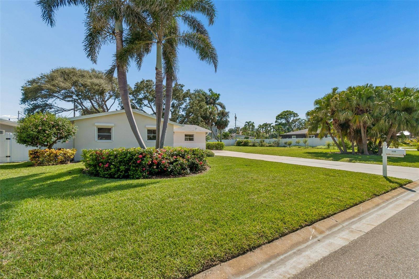 114 8TH ST, Belleair Beach, FL 33786