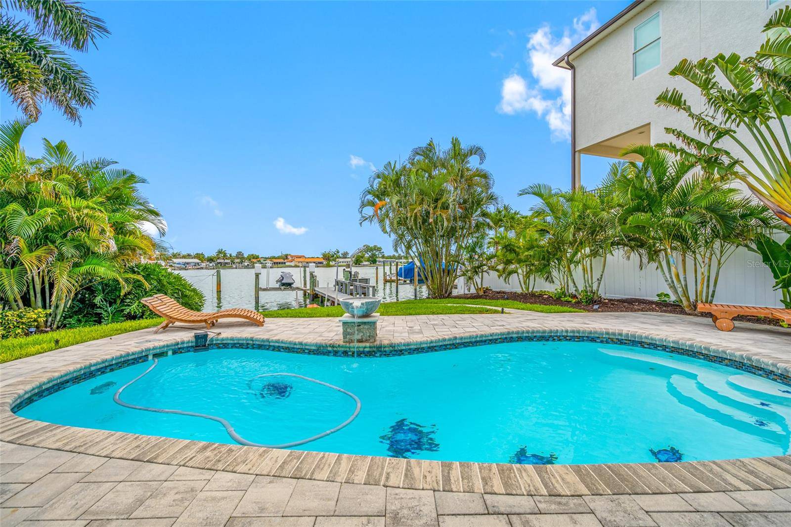 560 79TH ST S, St Petersburg, FL 33707