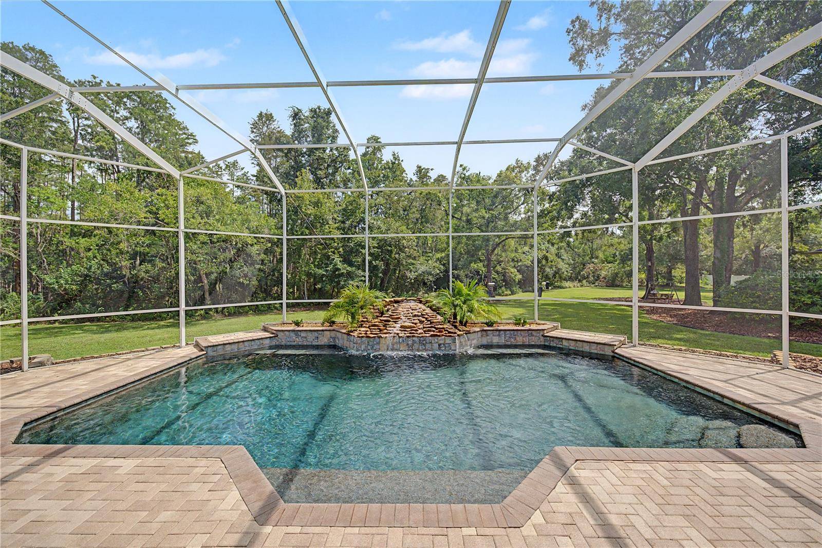 906 LAKE SAPPHIRE LN, Lutz, FL 33548