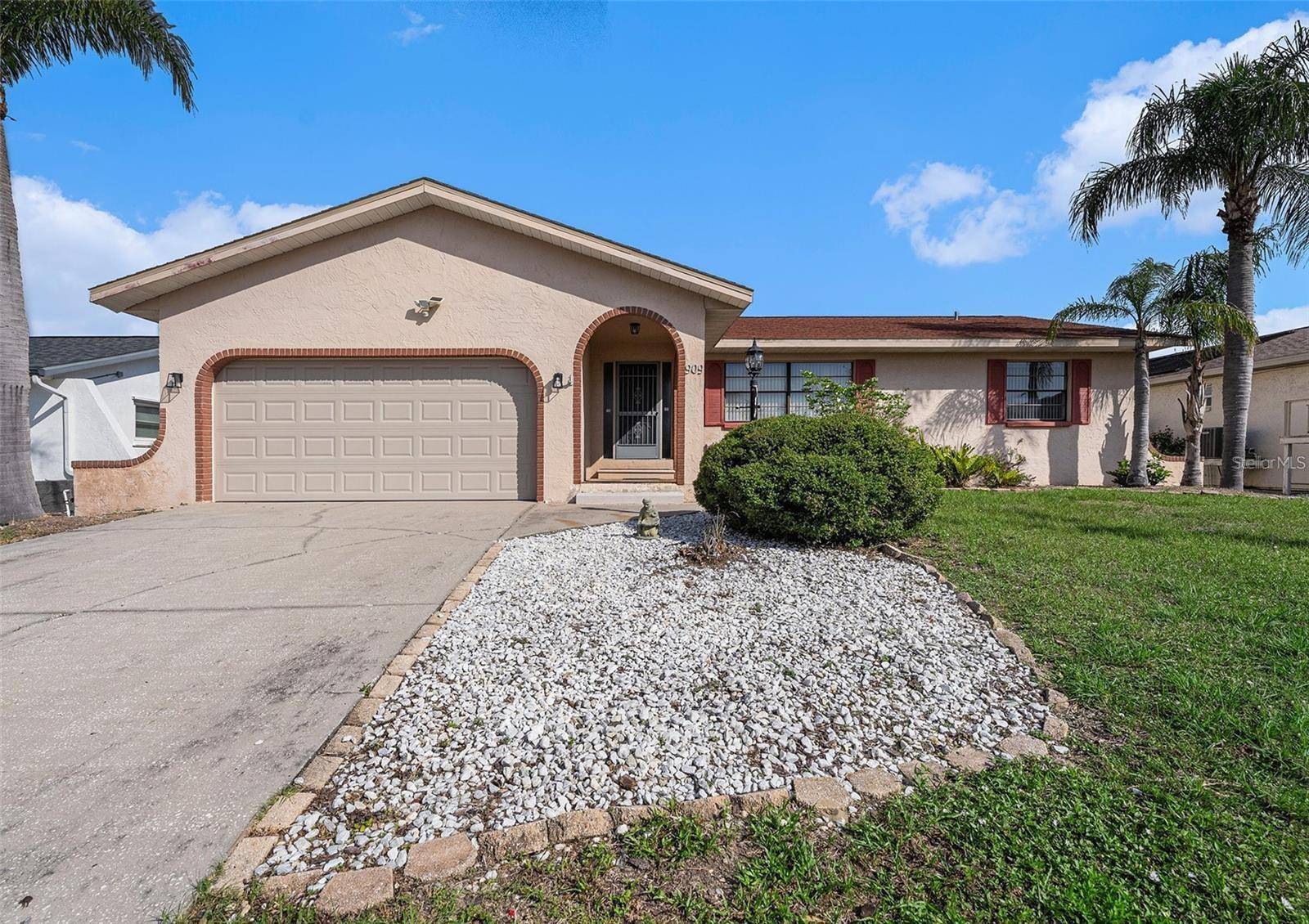 909 CHIPAWAY DR, Apollo Beach, FL 33572