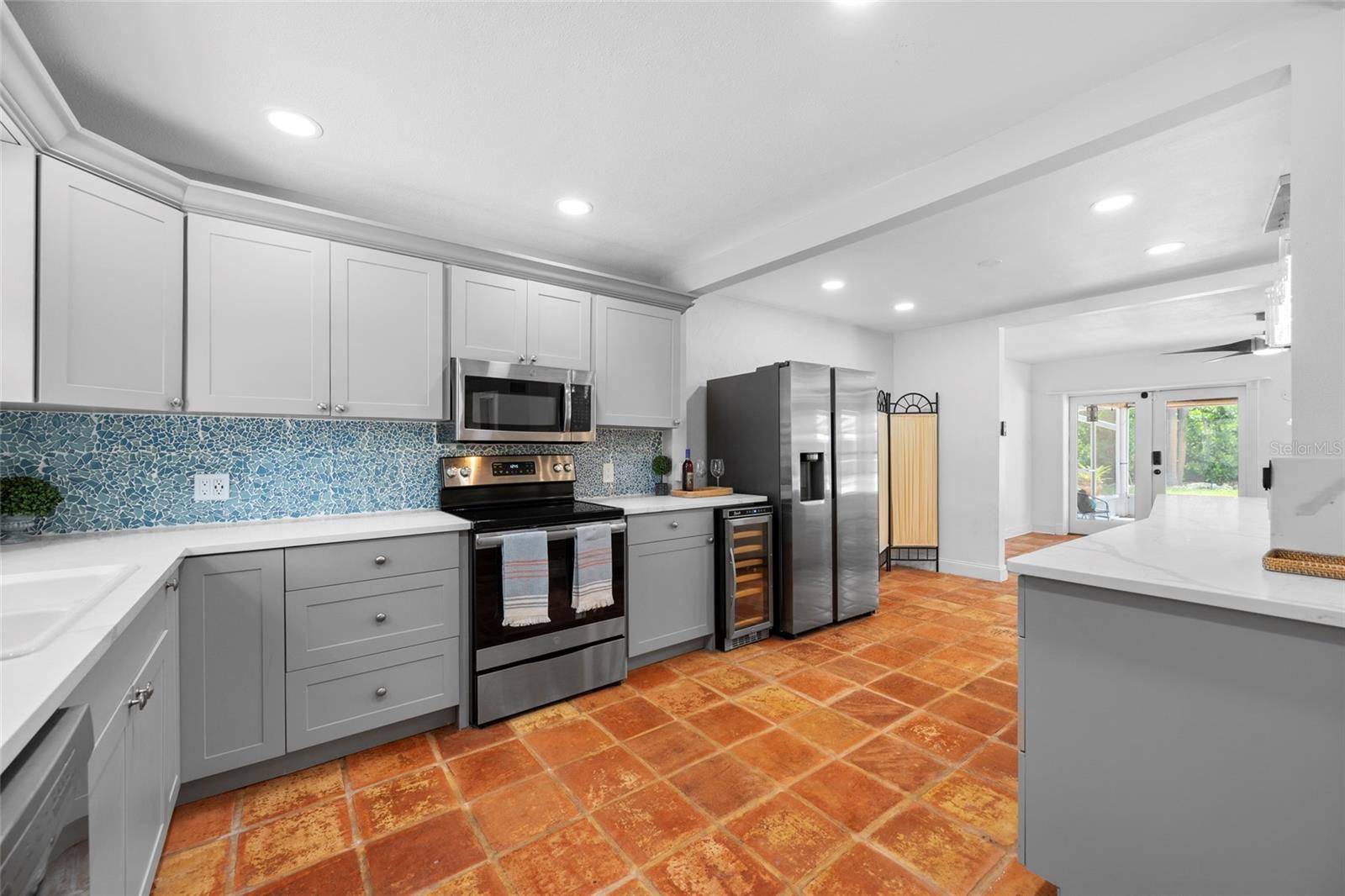 1211 RUSSELL DR N, St Petersburg, FL 33710