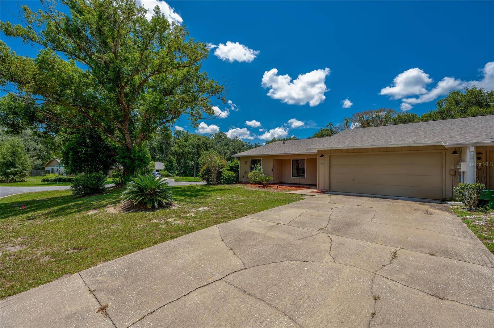 1040 W VILLAGE GREEN RD, Deland, FL 32720