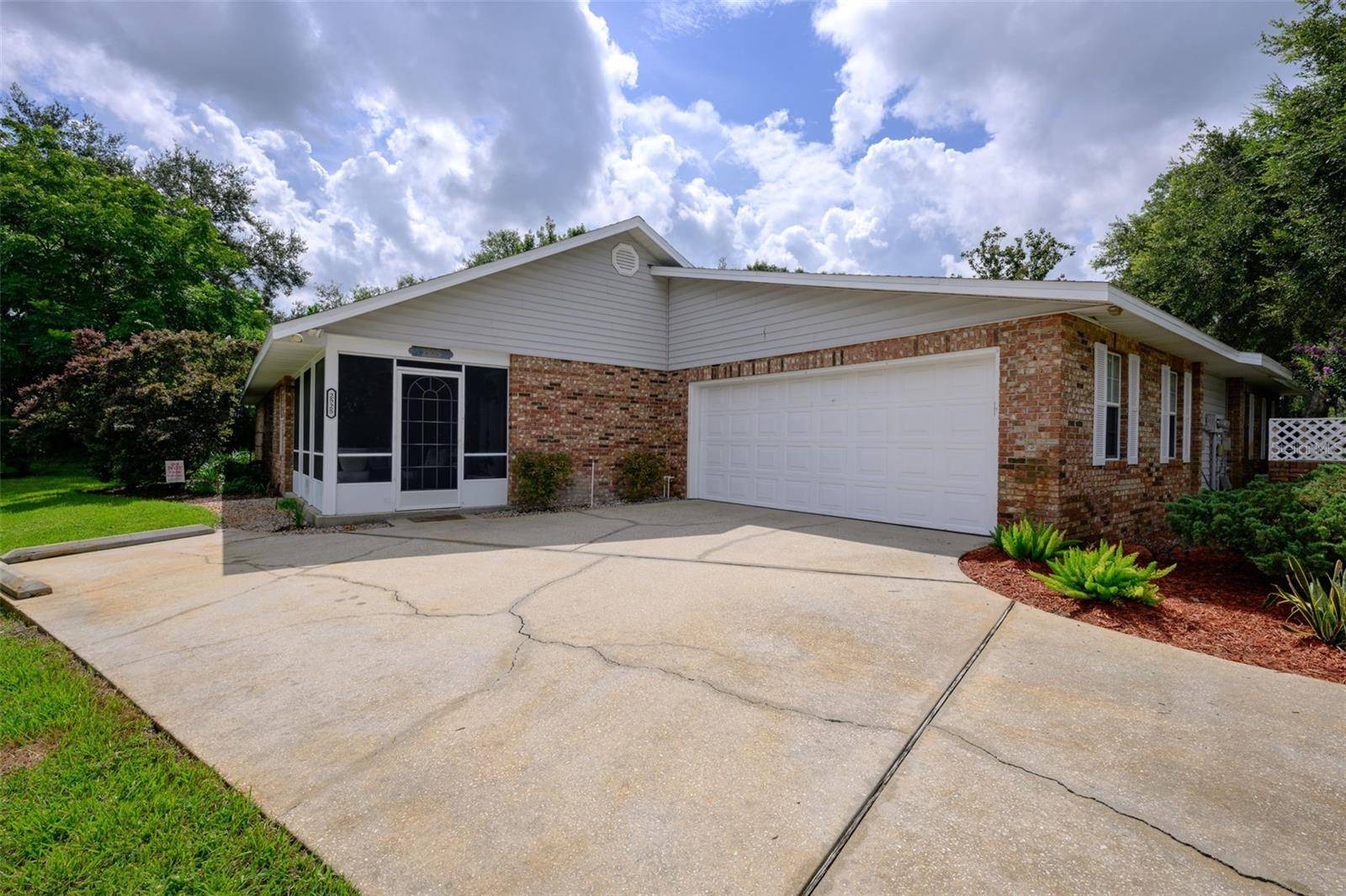 2525 S GLEN EAGLES DR, Deland, FL 32724