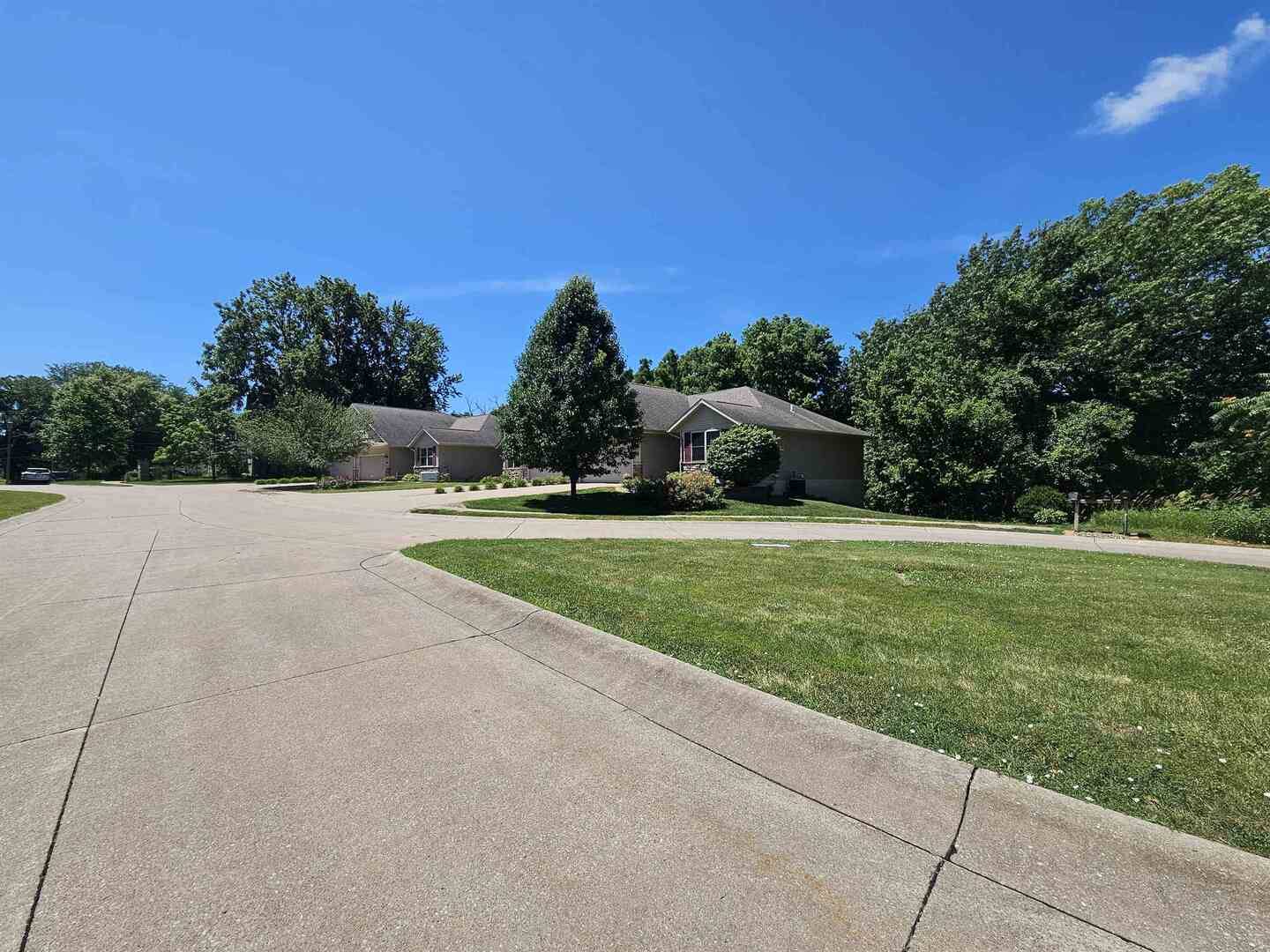 574-632 3RD ST, Moline, IL 61265
