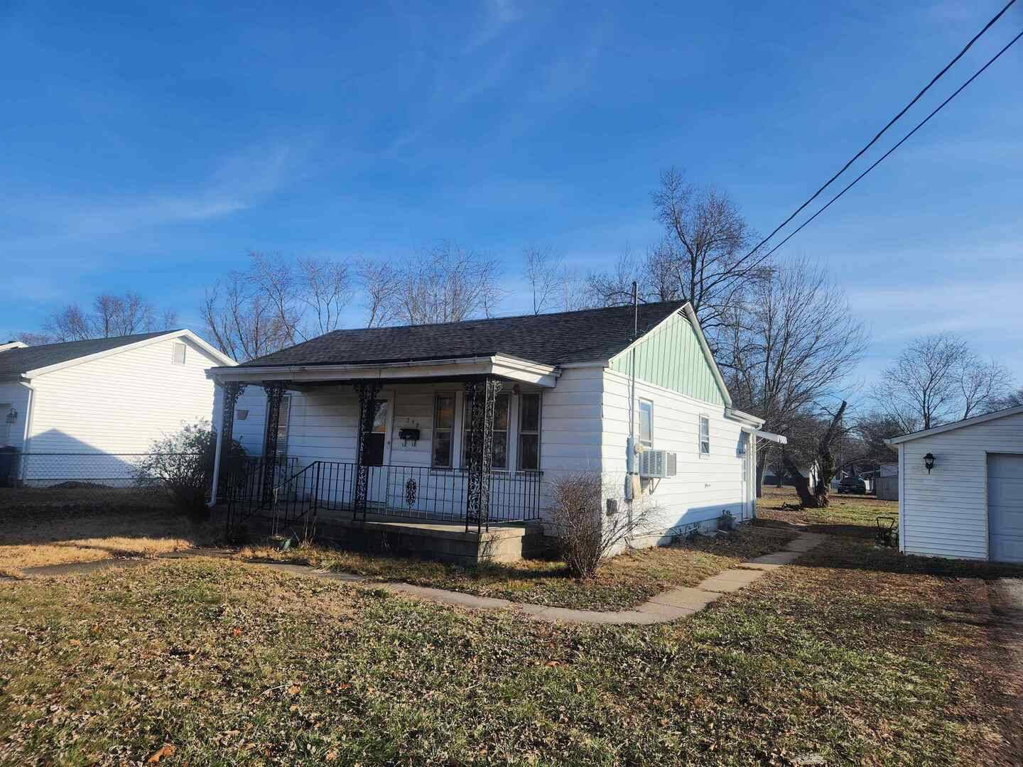 310 S Illinois ST, Duquoin, IL 62832