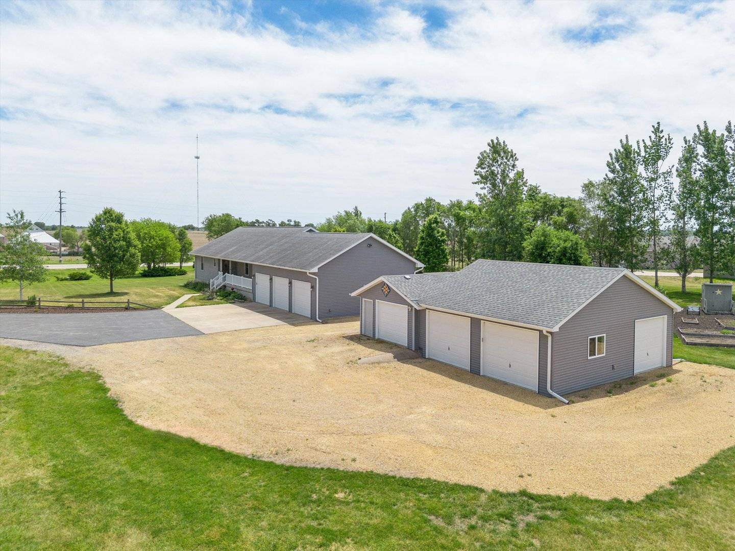 2849 262nd ST, De Witt, IA 52742