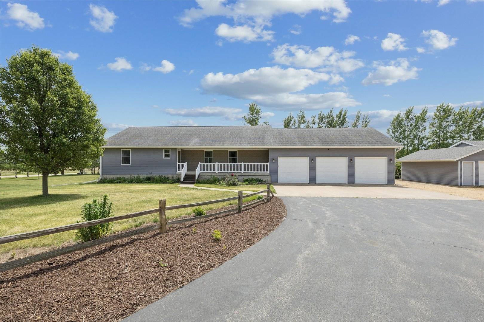 2849 262nd ST, De Witt, IA 52742