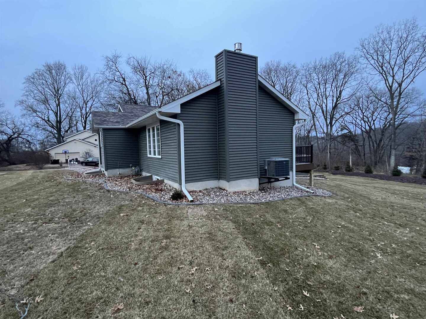25130 Valley Dr DR, Bettendorf, IA 52722