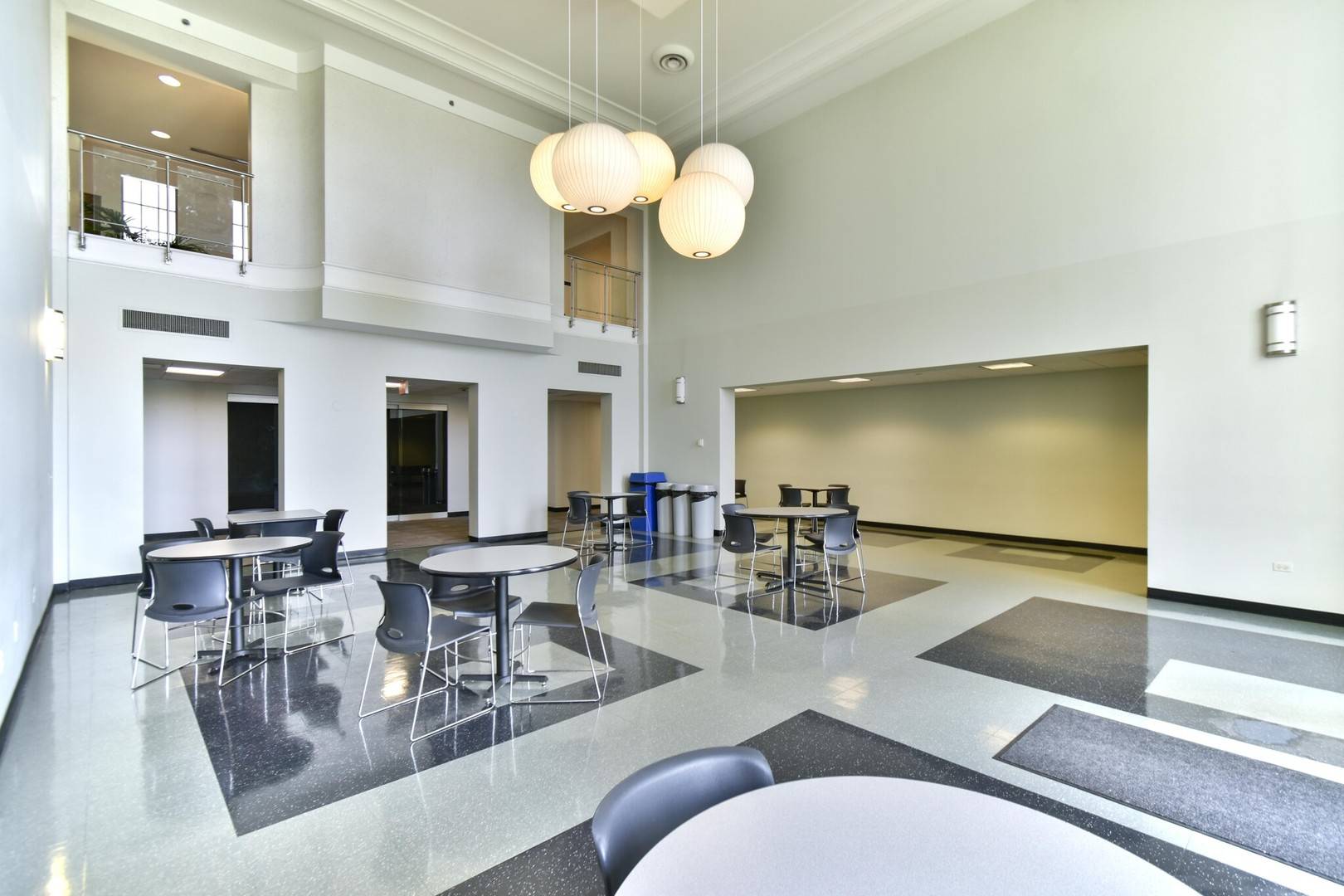 2200 E Devon AVE, Des Plaines, IL 60018