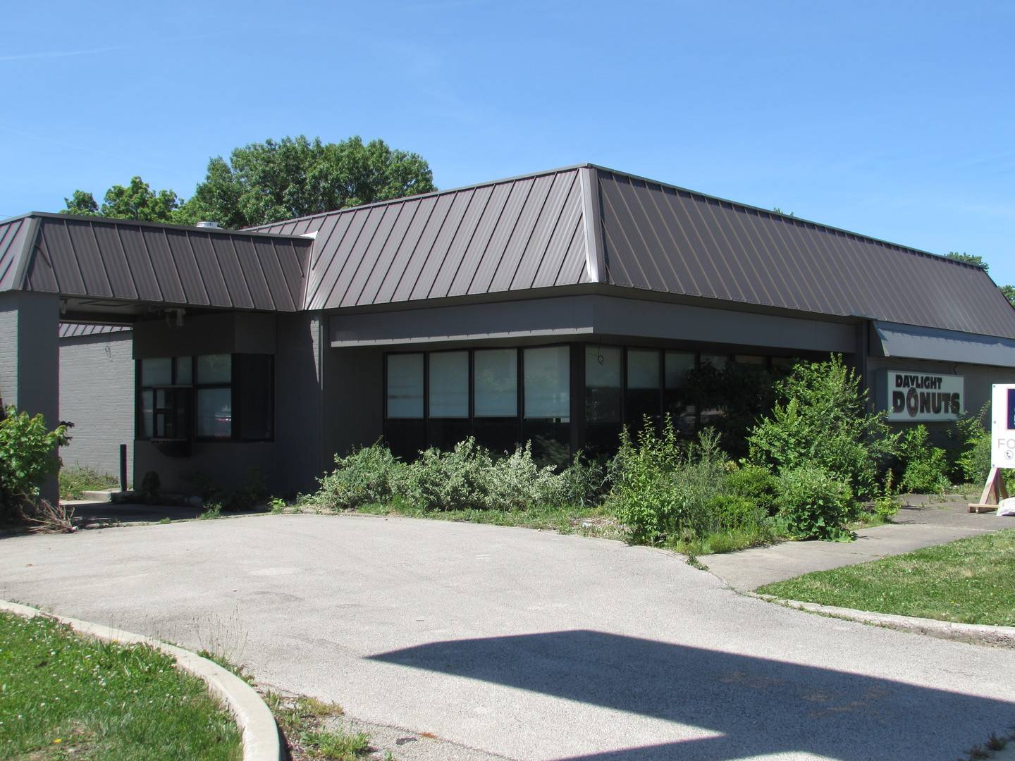 901 E Southline RD, Tuscola, IL 61953
