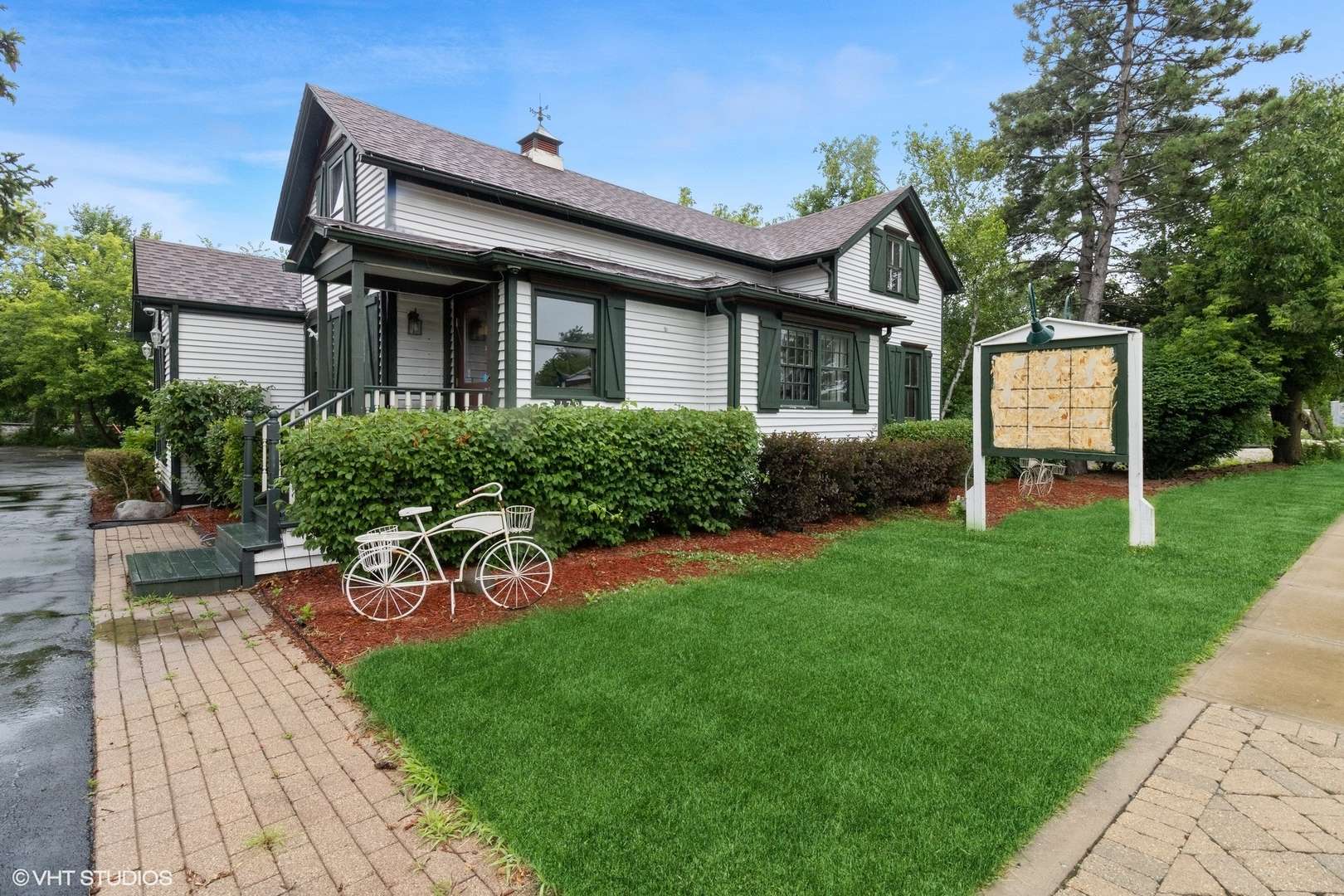 438 N Hough ST, Barrington, IL 60010