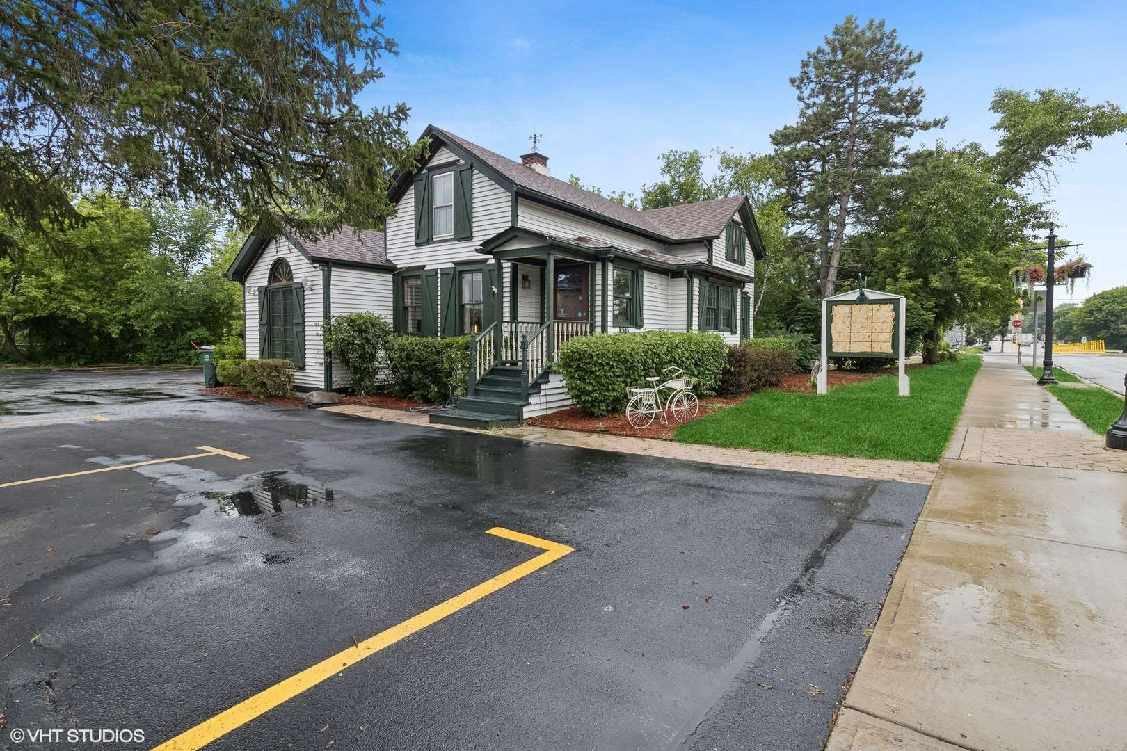 438 N Hough ST, Barrington, IL 60010
