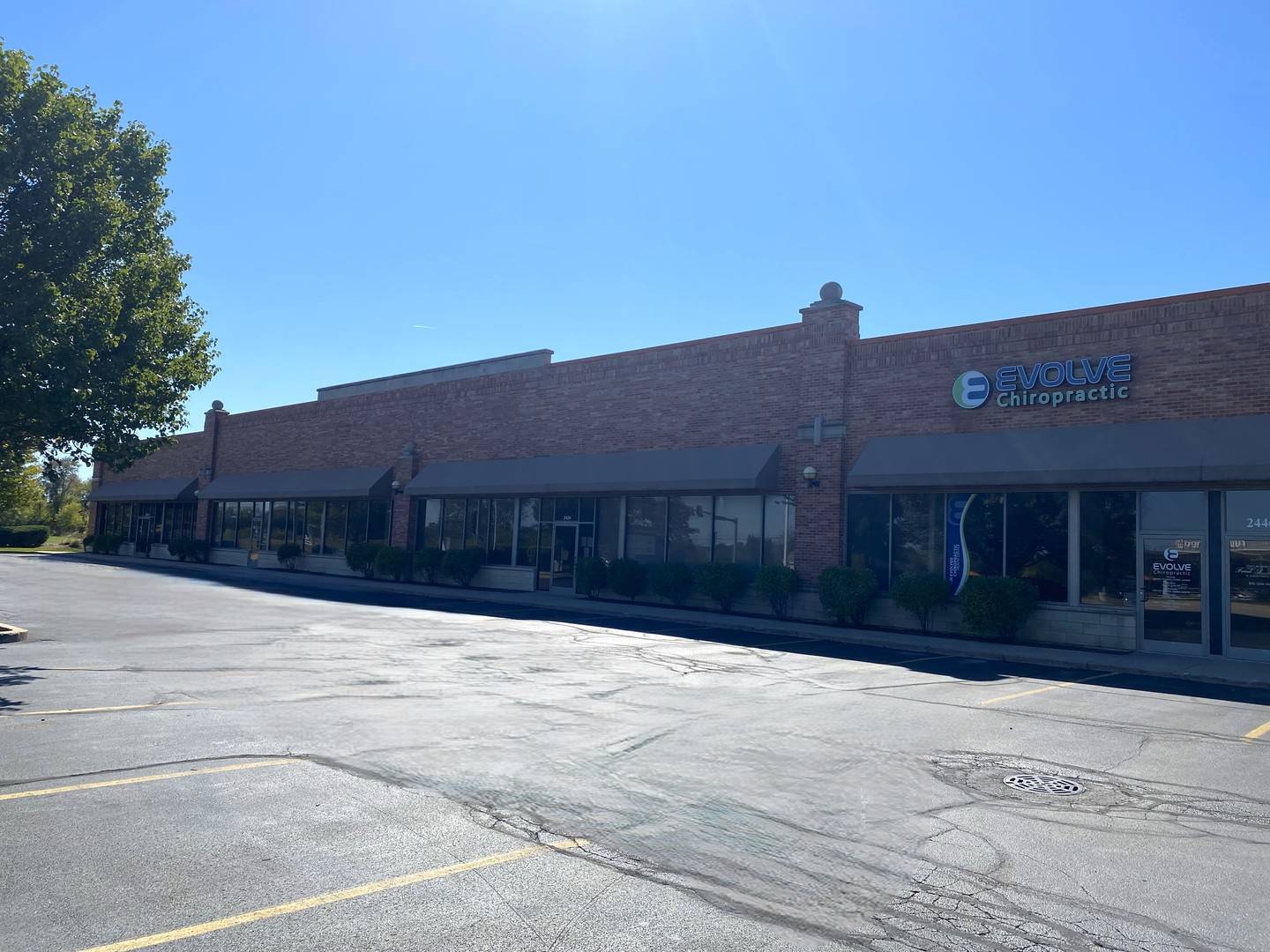 2424 Lake Shore DR, Woodstock, IL 60098